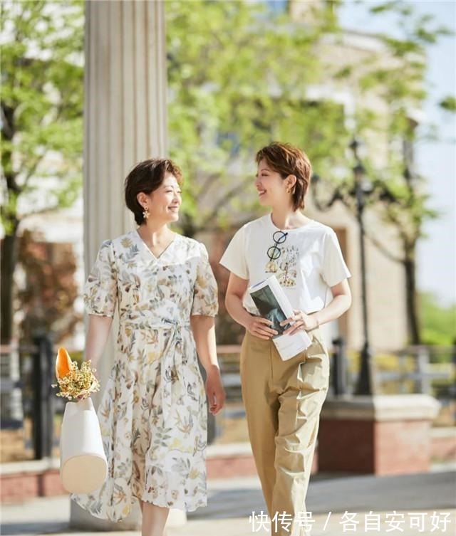 夏日 用心变老而不是装嫩,这些妈妈辈博主的夏日穿搭,优雅高级又气质!