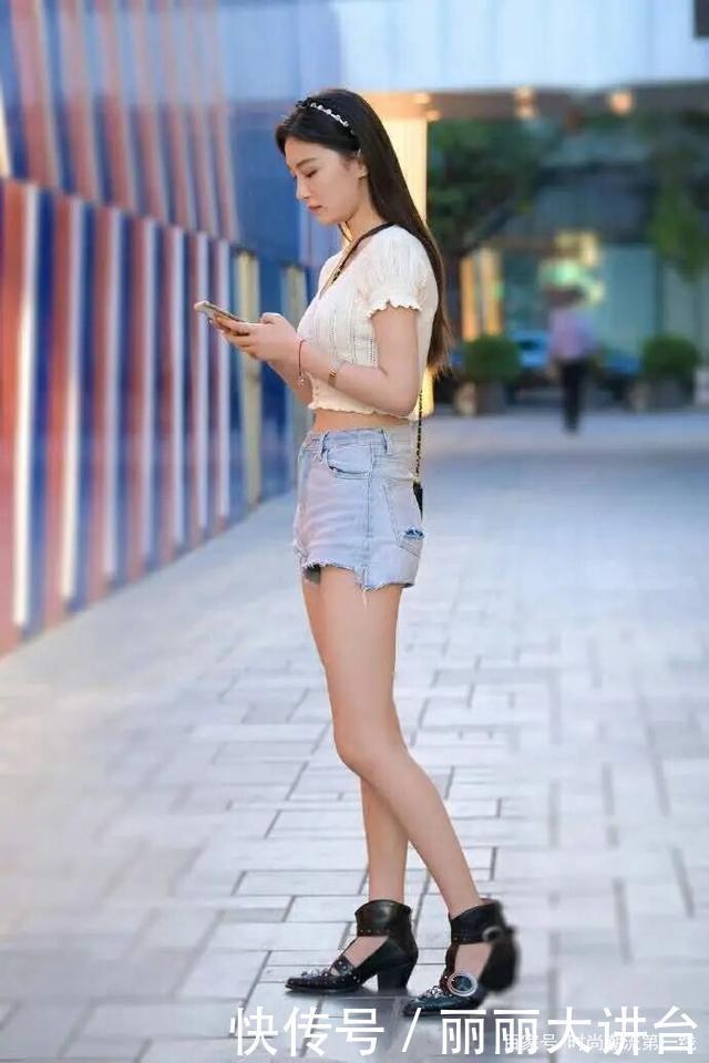逛街也要穿得优雅,牛仔短裤+高跟鞋,过了40岁的女人也可以穿!