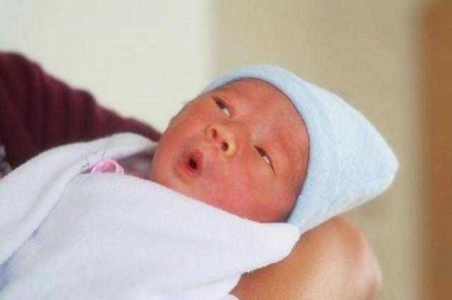 新生儿|宝宝出生后的10几分钟,在“折腾”什么原来他比妈妈更忙