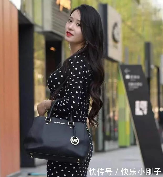 银灰色|小姐姐身穿黑白波点裙搭配手挎包,尽显优雅知性,温婉又大方