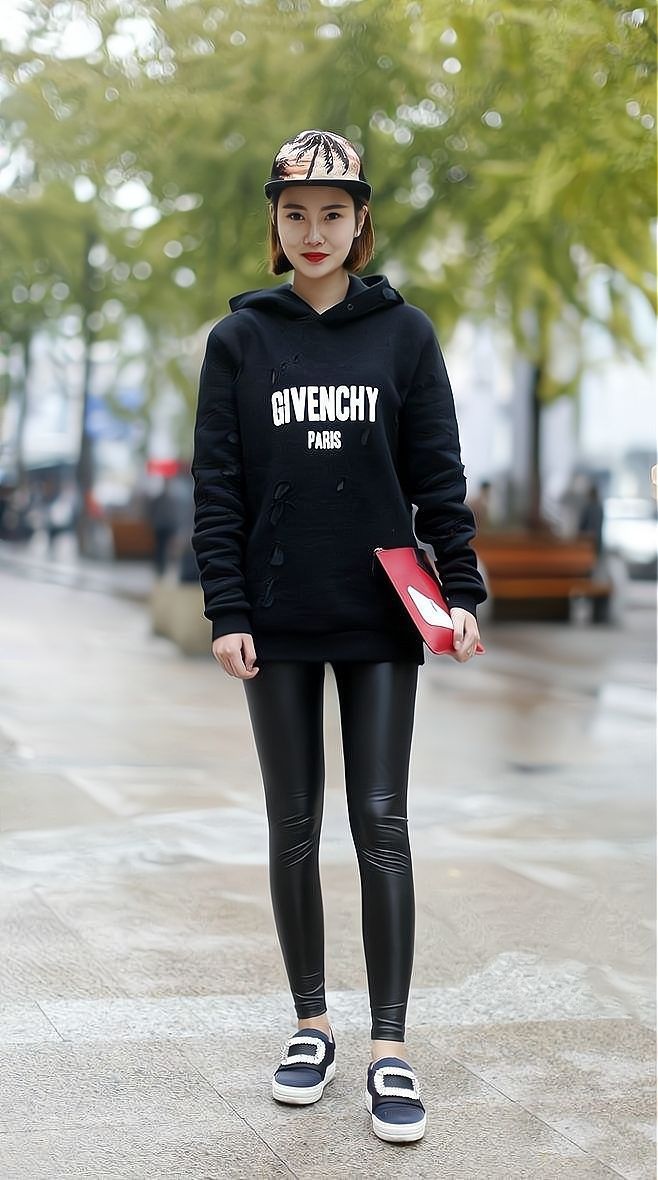 今秋别再穿紧身牛仔裤了,早过时了试试“皮裤”吧,修身又时髦