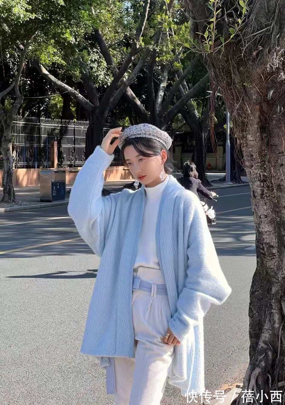 高领|会打扮的女人,都喜欢这样穿“半高领毛衣”,优雅保暖又提气质