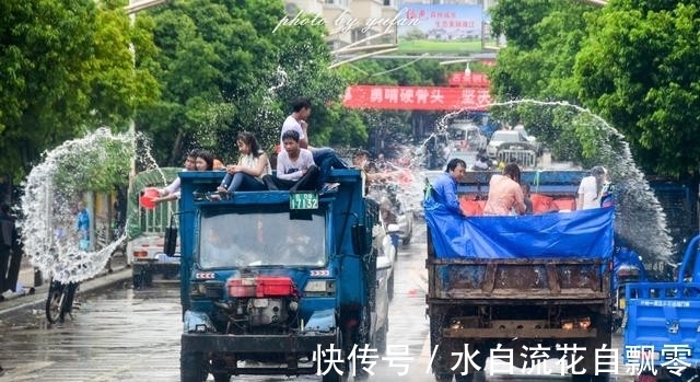 相机|傣族沷水节到底有多疯，卡车水桶水枪全上阵，相机都差点废了