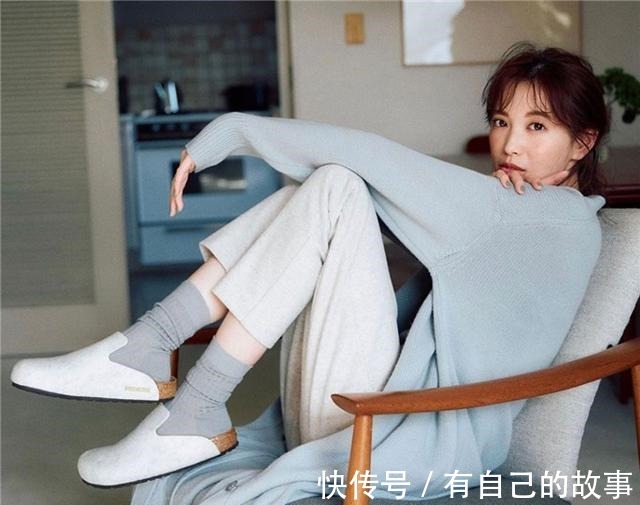 浅蓝色 中年女人学穿搭,颜色切忌“花里胡哨”,建议选择这3种简约配色!