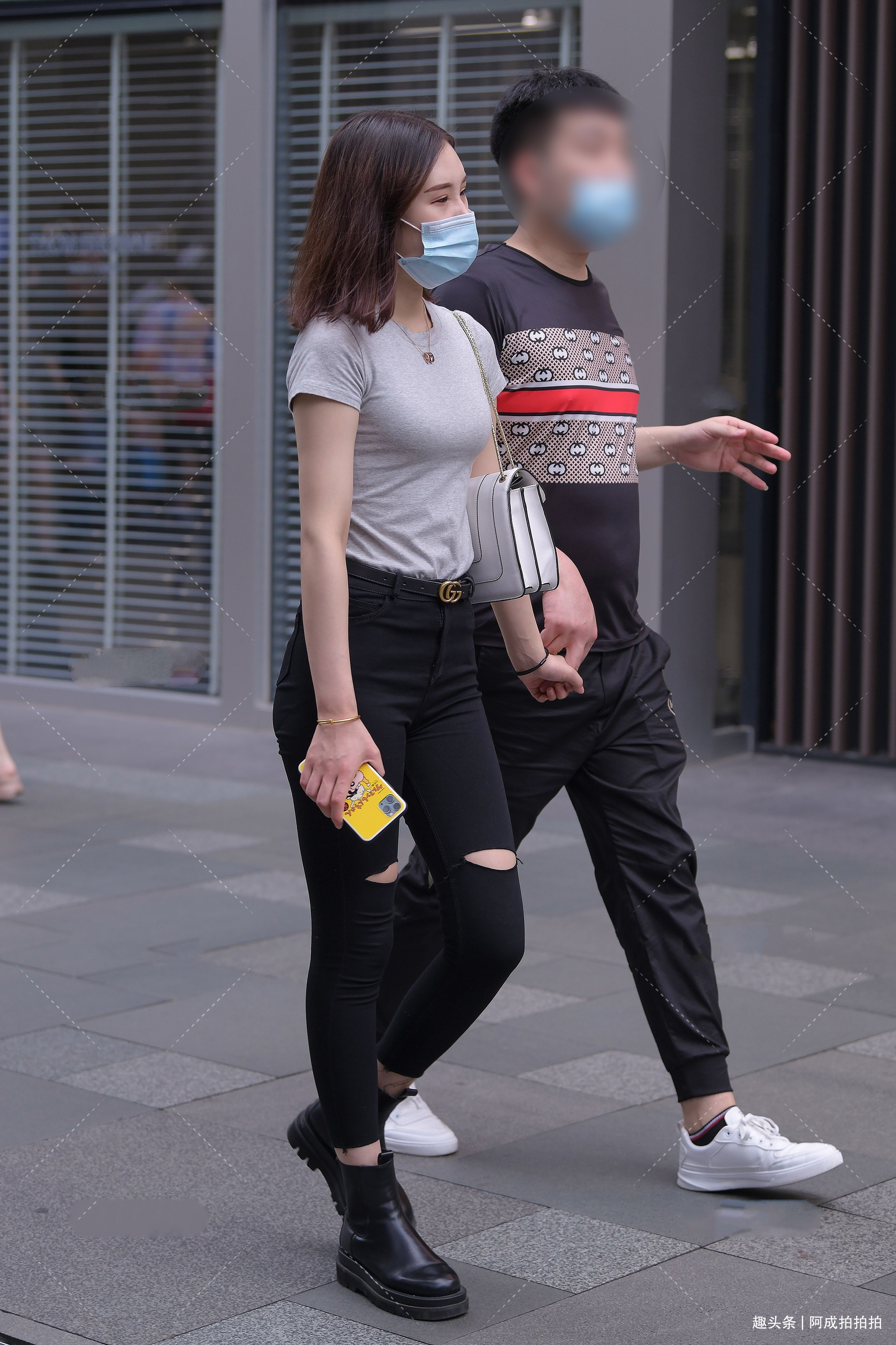 铅笔裤配上马丁靴,简单又不失时尚感