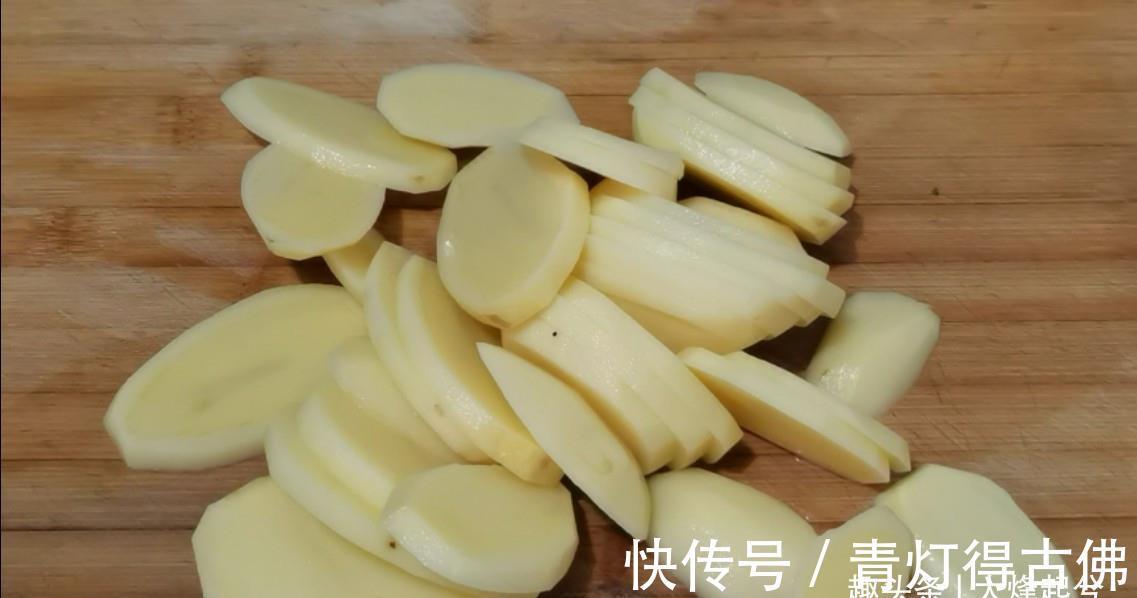 下饭|土豆别再炒着吃,教你一招,美味软糯又下饭,简单易做孩子爱吃