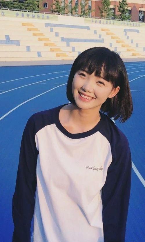 本以为吕小雨留长发最好看 当看到她的 蘑菇头 后 像是恋爱了 快资讯
