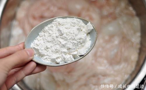 洗猪大肠时,加碱加盐大错特错!学会这招,大肠的腥臭味自动去除