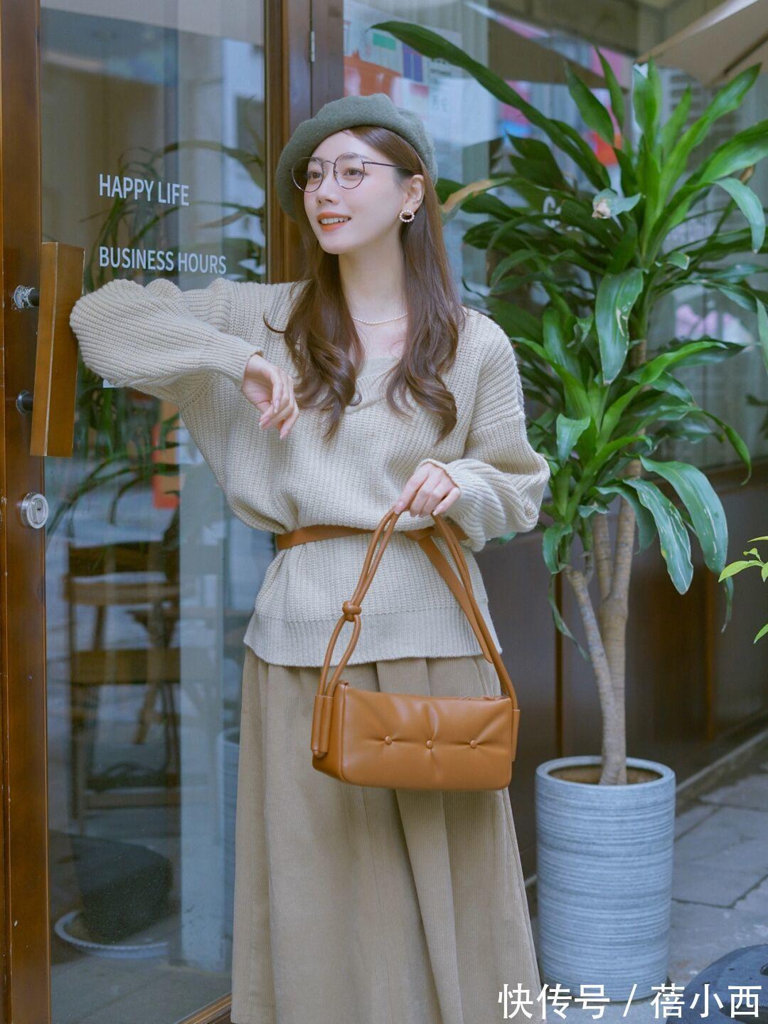 牛角扣|紧身裤过时了,这个冬季流行“毛衣+半身裙”,轻松穿出不俗气质