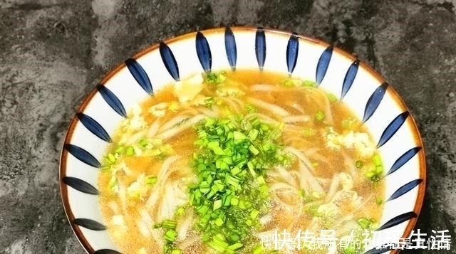 芝麻油|一人在家,煮碗面最省时间,10分钟出锅,又省事又好吃还热乎