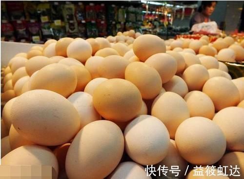 家长们|孩子在超市里打碎一盒鸡蛋,店员要求10倍赔偿,母亲的做法被称赞