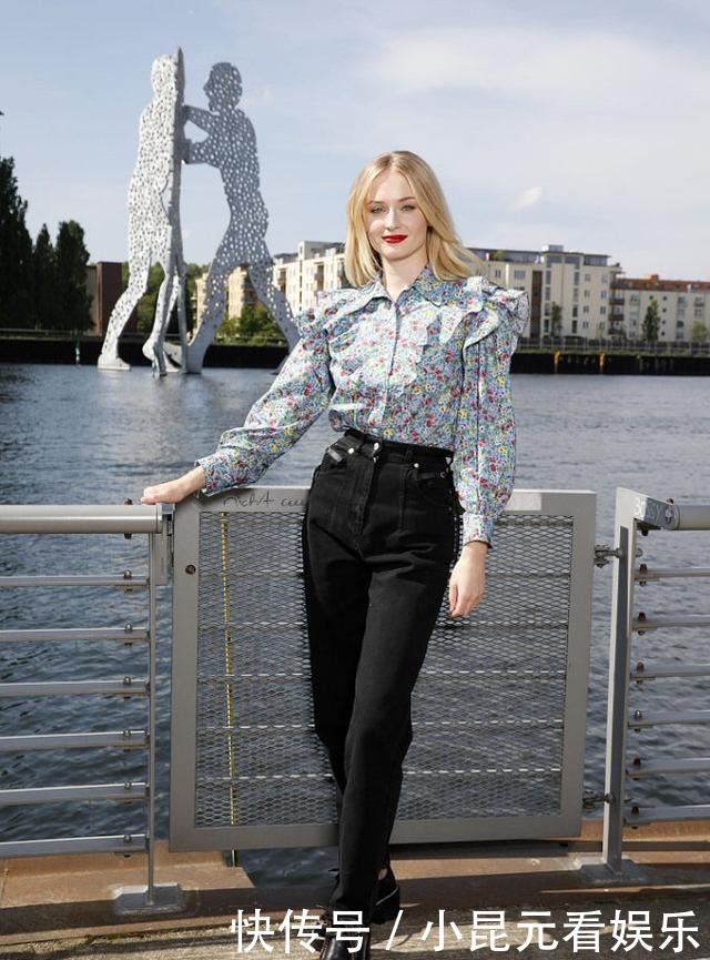 出彩|三四十岁的女人,秋冬穿碎花单品会更加出彩,时髦减龄又有气质