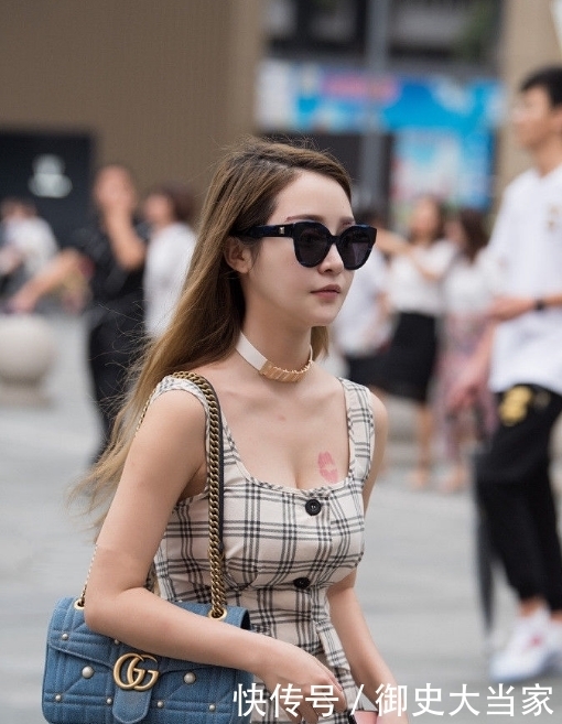 十足|路人街拍:身姿弥漫钟灵毓秀的妹子,这样的穿着,仙气十足!