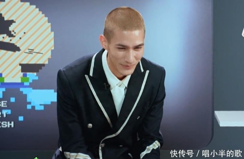 赞多见学姐,又换衣服又喷香水,米卡见学姐,害羞到耳朵发红