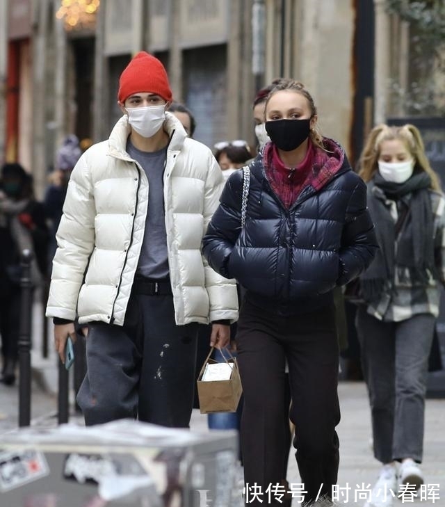 高跟鞋|孟晚舟携老公露面！穿黑裙长发披肩温柔优雅，抬头看丈夫一脸崇拜