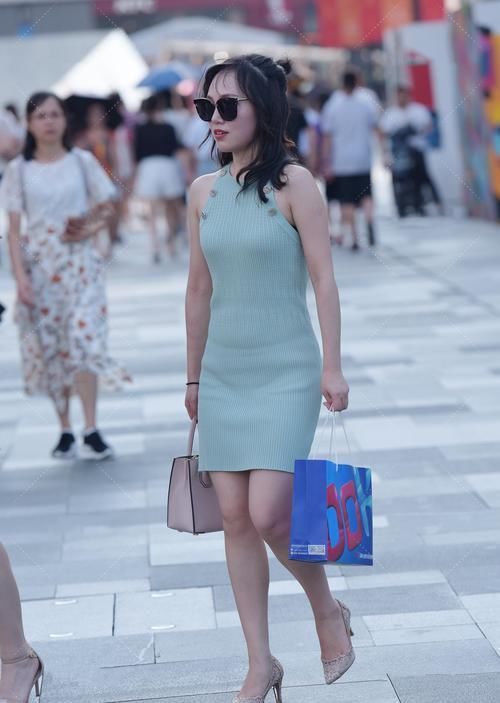 高级感|大热天最适合穿青蓝色连衣裙,搭配墨镜的高冷感,时尚达人优雅又好看