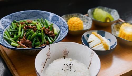 血液粘稠|善意提醒：想要控制血糖，饮食中应该少吃三种食物，要留意