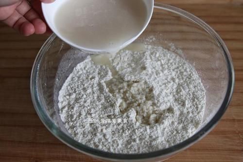  松软|生煎包在家做，底部金黄酥脆，内里松软鲜香，详细做法一看就会