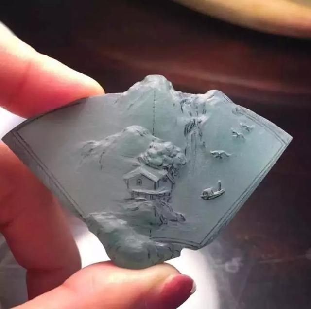 朋友|朋友手中抢购的翡翠边角料,雕刻出的成品山水如画尽显诗意