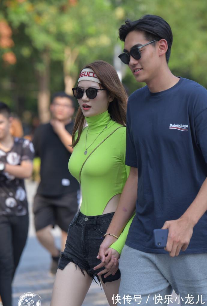 清新 清新洒脱的打底裤穿搭尽显自然的洒脱,提升整体形象,舒适透气