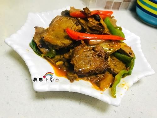  美食精选：千张结烧肉、青椒炒腐竹、酸菜鱼、青椒炒卤牛肉的做法