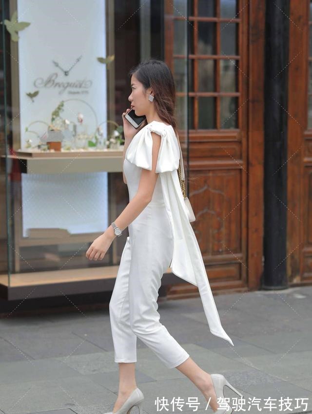 高跟鞋 白色连体衣时尚又个性，搭配高跟鞋高级十足，气场很强大！