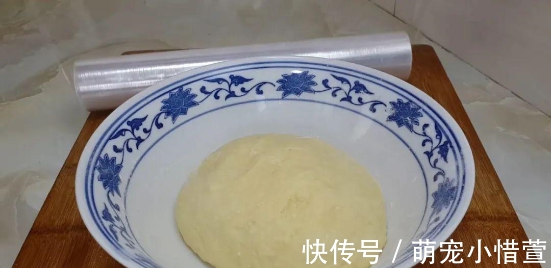 2个鸡蛋,3勺面粉,不用擀面,做出创意油炸饼,比吃油条还过瘾!