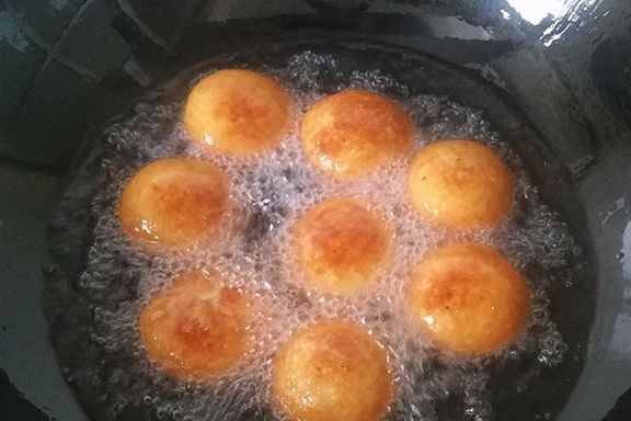 入秋后，儿子总喊我做它，烫点面粉就能做，外脆内甜，个个鼓大泡