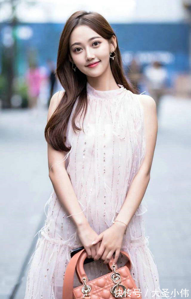 粉红色|美女街拍:小姐姐斜挎一个精致的编织单肩包,凸显了小女生清新可人的气质