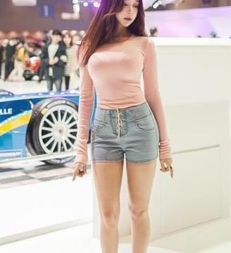 牛仔裤美女的时尚搭配更能展现身材曲线