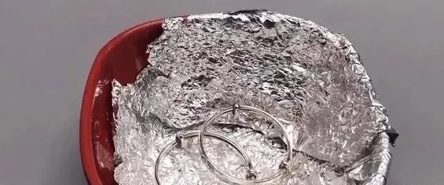 牙膏|银手镯脏了还在用牙膏洗?用这招,简单泡一泡立马明亮如新,(宫银堂)