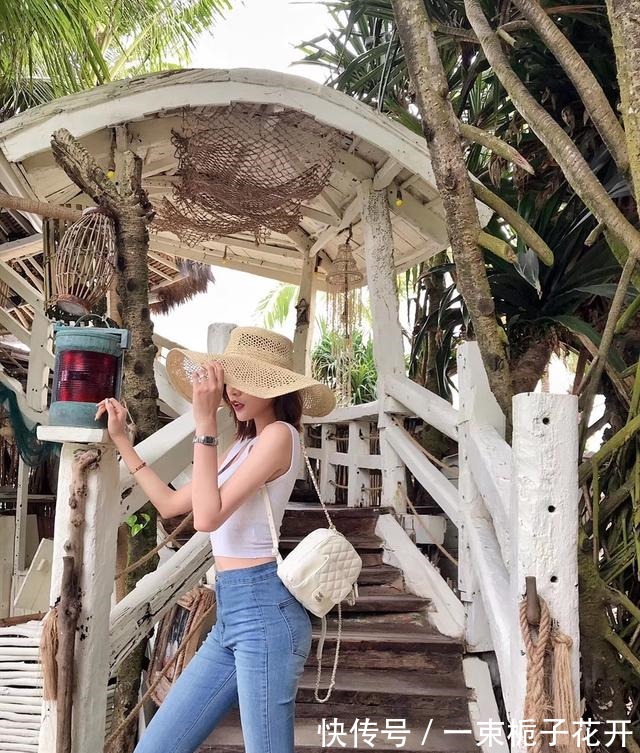 白背心 谁说“喇叭裤”没人穿搭配初恋白背心，显瘦又显高，复古还性感