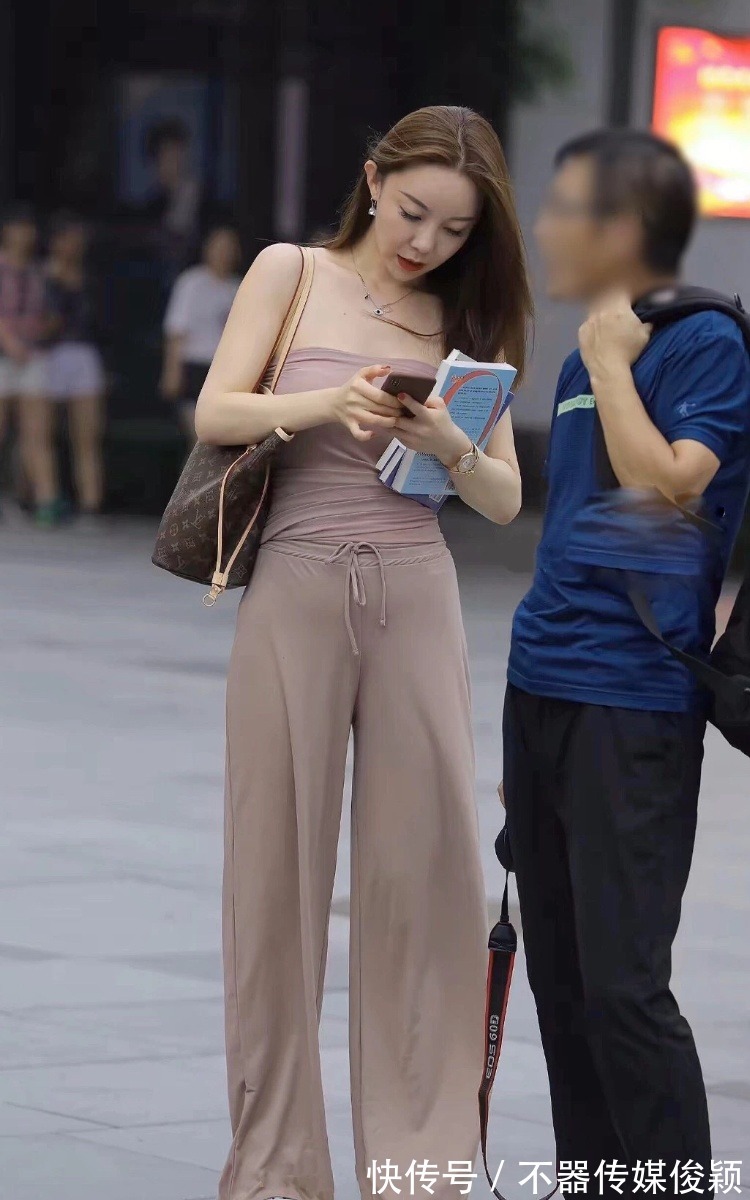 小姐姐|肉粉色抹胸搭配浅咖色长裤,小姐姐艳冠绝伦
