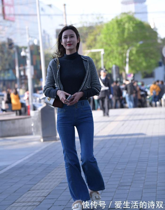 打底衫|想要展现身材,选择简单“微喇裤”,轻松解决穿搭问题!