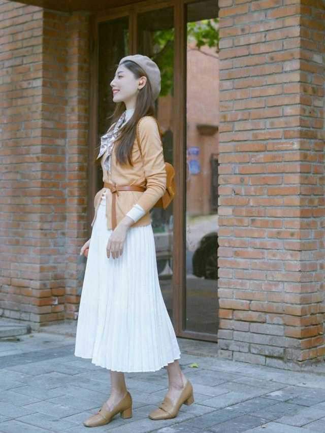 半身裙|百褶裙你穿对了吗?配上这几件上衣温柔又时髦,还能提升气质感