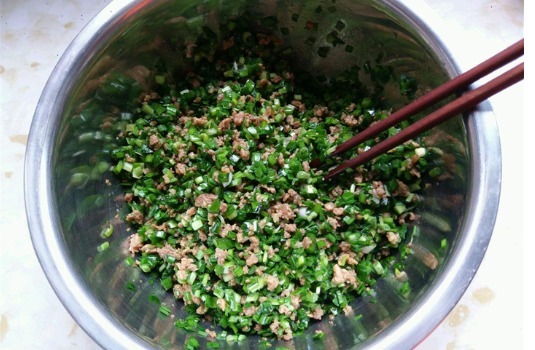 放水|调饺子馅是先放水还是先放油?好多人做错了,难怪饺子发柴不鲜嫩