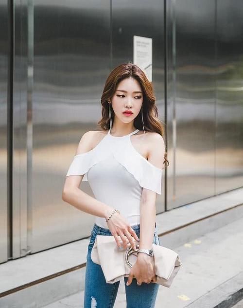 身材|性感身材展现出来,既清凉又展现身材曲线,上衣搭配紧身牛仔裤