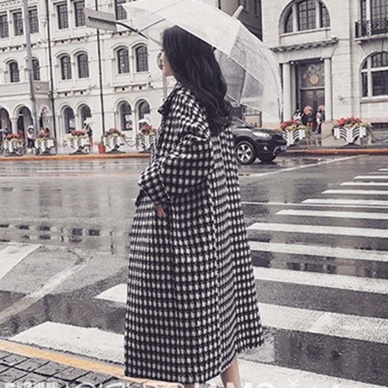 大气 建议大家大衣不要配黑裤子!瞧她那样穿,美得让人猜不出年龄