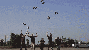 |搞笑GIF:女孩出门一定要注意 别被人偷走东西了都不知道