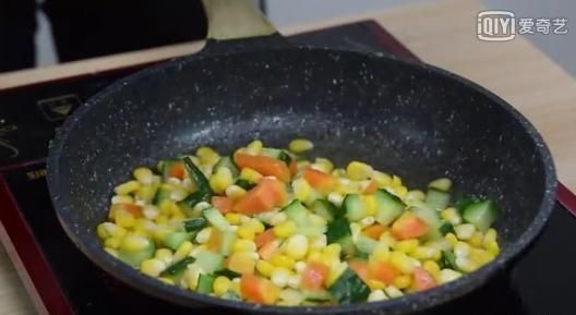 黄瓜|玉米加黄瓜和胡萝卜这样做,真的很好吃,大人孩子都喜欢
