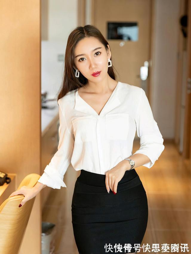 性感 黑色蕾丝拼接连衣裙性感迷人,搭配一双黑色的高跟鞋更是优雅动人