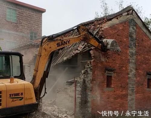 邻居们|打工仔回农村18万建房、8万装修,12米宽的大门被邻居们指指点点