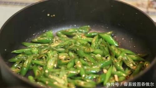 农家小炒肉,是先炒辣椒还是先炒肉?