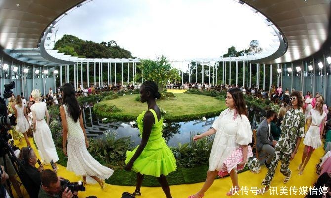 t台|这场夏日服装秀太酷了,把T台搬到了植物园里,女孩们宛如精灵!