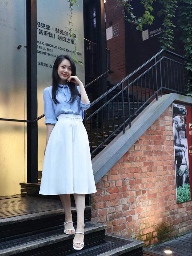 衬衫搭配|梨形身材和微胖女孩的福利,蓝色衬衫搭配白色半身裙,时髦大气