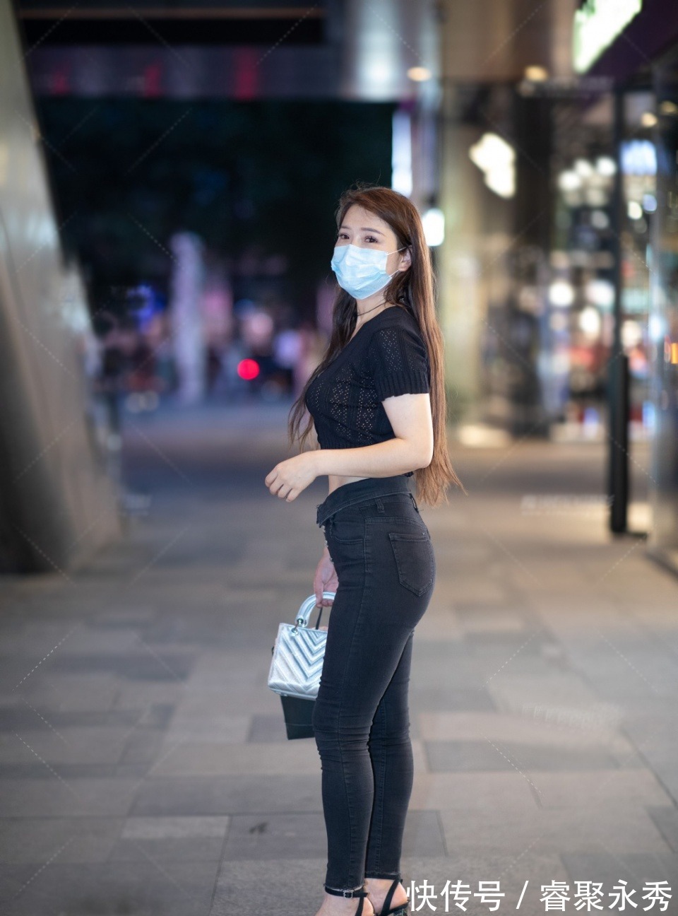 显瘦|夏季穿搭新主张,黑色短款开衫配黑牛仔裤,清凉显瘦成熟有气韵