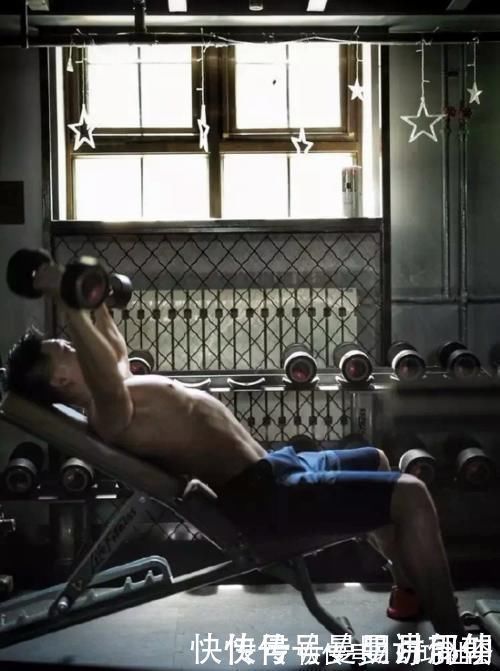 板凳|你的卧推正确吗胸部的训练也很讲究,在这帮你练出理想胸肌