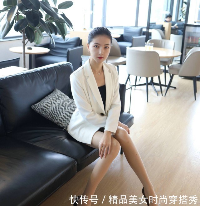 背心|白色的西装外套,内搭黑色的背心与短裙,干练又不失女性的优雅