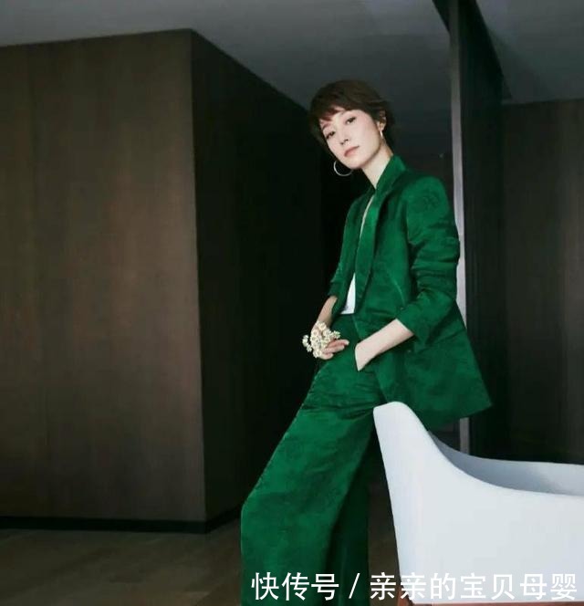 金丝绒|马伊琍又换发型了!中分油头精致又干练,黑色蕾丝长裙秀出好身材