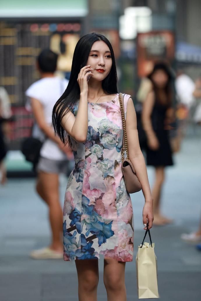 背心|街拍 时尚达人的装扮,背心搭配牛仔裤活力十足
